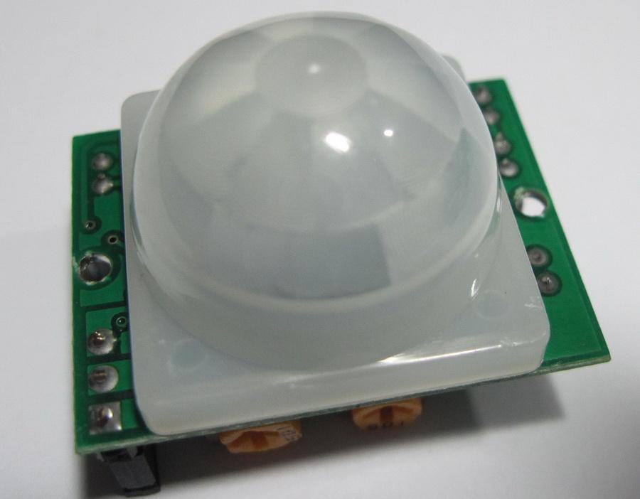 PIR Sensörler PIR sensörlerdeki algılama mesafesinin arttırılması ortamdan gelen ışığın Freshnel lens (mercek filtre) ile IR ışınların kırılma açılarının tam sensör üzerine düşürülüp odaklanmasıyla
