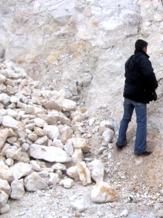 Balıkesir-Düvertepe kaolen oluşumları Genel Müdürlüğümüz tarafından 1970-80 li yıllarda ağırlık verilen seramik ve cam hammaddeleri arama çalışmaları sonucunda ortaya konulmuş olan rezervler