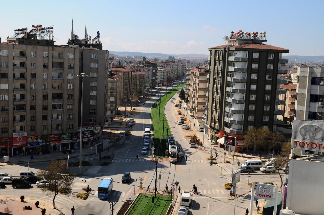 RAYLI SİSTEM Şehrin en önemli arterinde 2 trafik şeridi toplu taşımaya