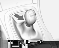 124 Sürüş ve kullanım Anahtarın kontaktan çıkarılması Resimde gösterilen boşluğa bir tornavidayı girebildiği yere kadar sokun ve anahtarı kontak kilidinden çıkarın.