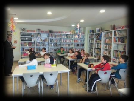 Matematik dersinde; üçgen, kare ve dikdörtgenin özelliklerini grup çalışması yaparak belirlenen istasyonlarda tamamladık. GEMS Laboratuvarında; farklı şekillerden örüntüler oluşturarak süsleme yaptık.