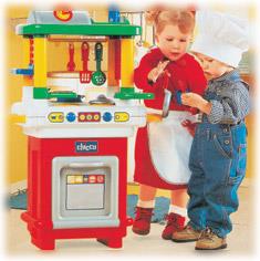 (sopa=at) Anne ve babasını taklit etmeye başlayan çocuğun, mutfak eşyalarını oyun aracı olarak