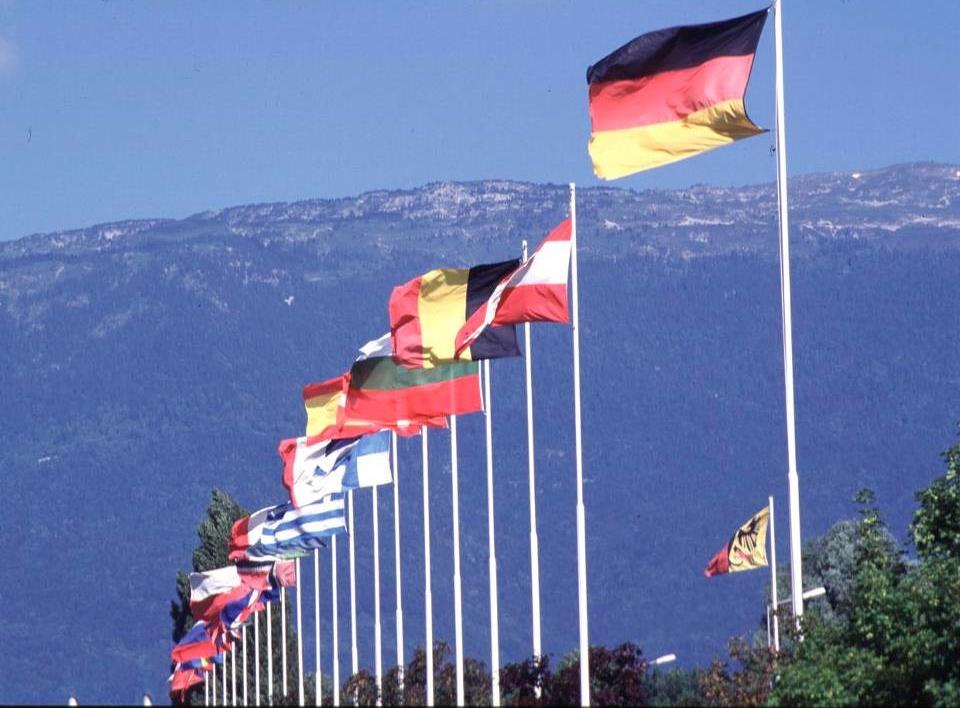CERN 1954 de 12 Avrupa Ülkesi tarafından kuruldu Barış için Bilim Bugün: 21 Üye Ülke ~ 2300 kadrolu personel ~ 1600 diğer personnel ~ 10500 kullanıcı Bütçesi (2014) ~1000 MCHF Üye Ülkeler: Austria,