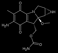 karbamat ve Sistematik ismi:{11-amino-7-metoksi-12-metil-10,13-diokso-2,5- diazatetrasiklo[7.4.0.0.0]trideca-1(9),11-dien-8-il} metilkarbamat olarak adlandırılır. Açık kimyasal formülü şekil 2.