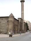 Giriş Kapısı Ulu Cami mimari tipi Kayseri-Hacı Kılıç Camii Divriği Ulu Camii Selçuklu mimarisinde kubbe işçiliği gibi minare işçiliği de henüz gelişme aşamasındadır ve belli bir şekil kalıbına