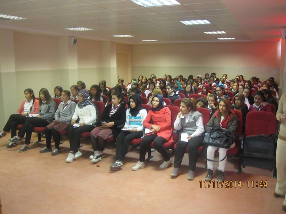 Gaziantep İl Müdürlüğü İslahiye Sosyal Hizmet Merkezi; Cemil Meriç Teknik ve Mesleki Anadolu Lisesi öğrencilerine '' küçük yaşta evliliklerin sakıncaları ve dezavantajları'' konusunda 18 yaş altı