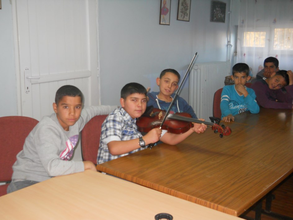 Gaziantep Üniversitesi Konservatuar Bölümü Öğrencisi kuruluştaki çocuklarımıza birçok aletlerle müzik gösterisi