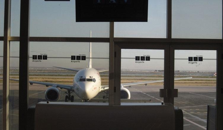Tiflis Uluslararası Havalimanı (66%) Yolcu Trafiği 2003-2009 ( 000) 7 ġubat 2007 de yeni terminal faaliyete baģladı Gürcistan hava trafiğinin %98 ine hizmet vermekte Gürcistanın baģkenti Tiflis büyük