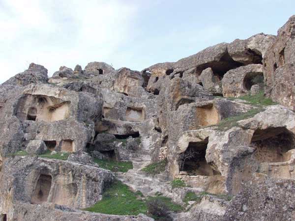 960 Foto:3. Hassuni vadisinin doğu yamaçları ve çok katmanlı meskenler.