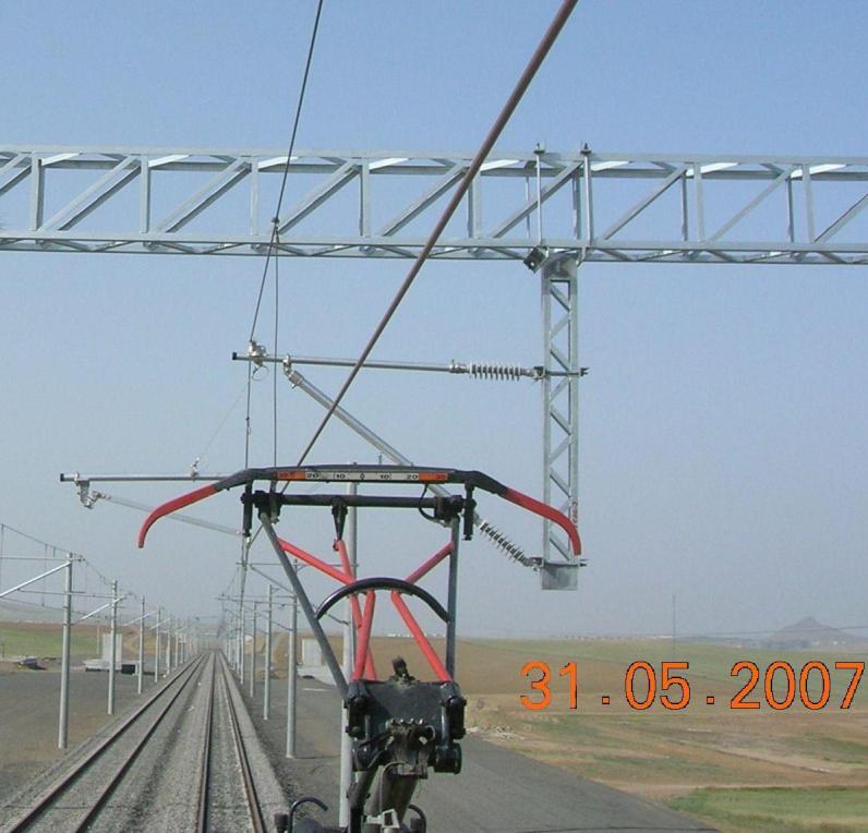 Elektriksel özellikleri bakımından da demir yolu güzergâhı boyunca elektrikli lokomotiflere gerekli enerjiyi sağladığı için güvenli