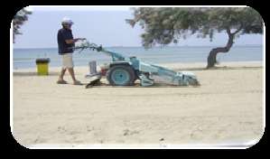 Plaj temizliğinde modern araçlar kullanılmaktadır. Plaj temizlik araçları, kumsalın ince ve kaba temizliğinin ardından kumun düzeltilmesi işini de yapmaktadır.
