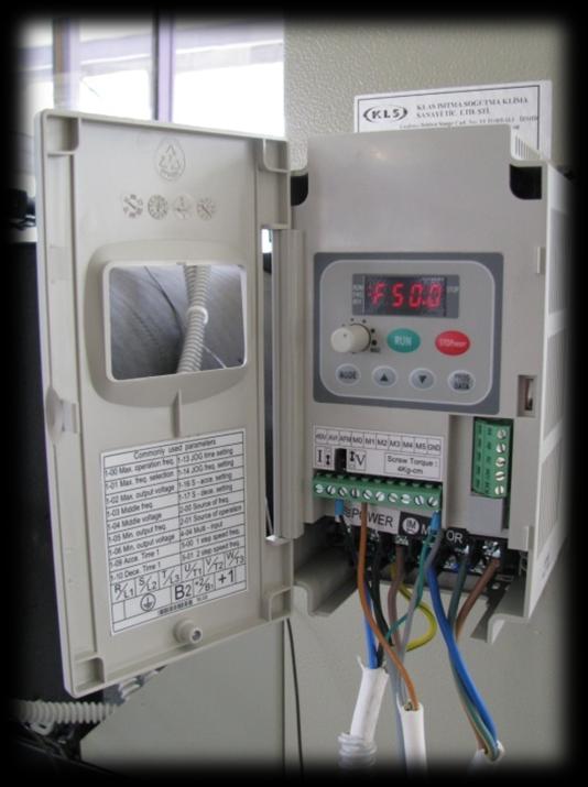 DENEY DÜZENEĞİ (İnvertör) İnvertör 2.2 kw olup, 3 faz çıkışa sahiptir. Kontrolde V/f (380/50=7,6) oranı sabittir. Devir sayısı, 30 Hz= 900 dev/dk.