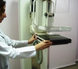 ġekil 2.1: Cranio-Caudal Pozisyon 2.1.2. Cranio-Caudal Pozisyonda Mamografi Çekim Tekniği Cranio-caudal pozisyonda aģağıdaki çekim teknikleri uygulanır.