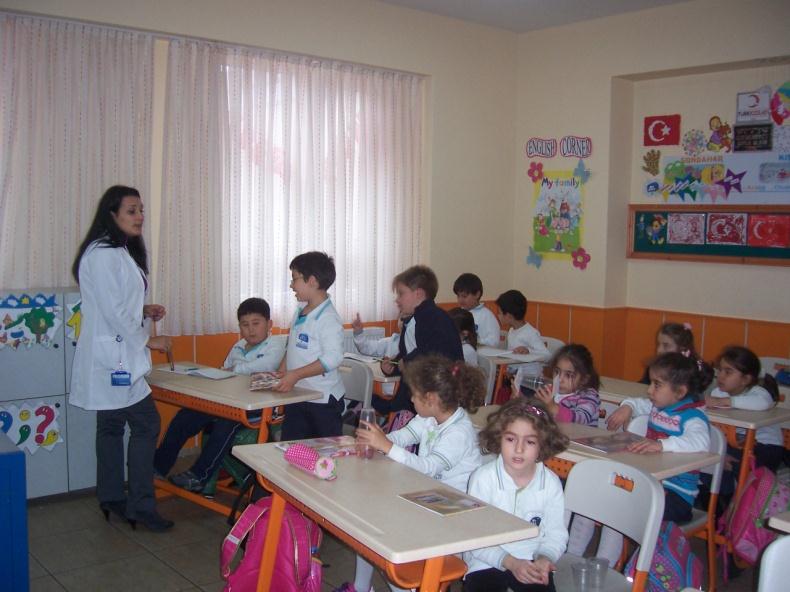 Çemberimde Gül Oya şarkısı çocukların, Türk ezgilerini de tanımaları amacıyla seçilmiş ve çocuklar tarafından çok