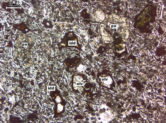 iddingsitleşmiş olivin mineralleri (a)