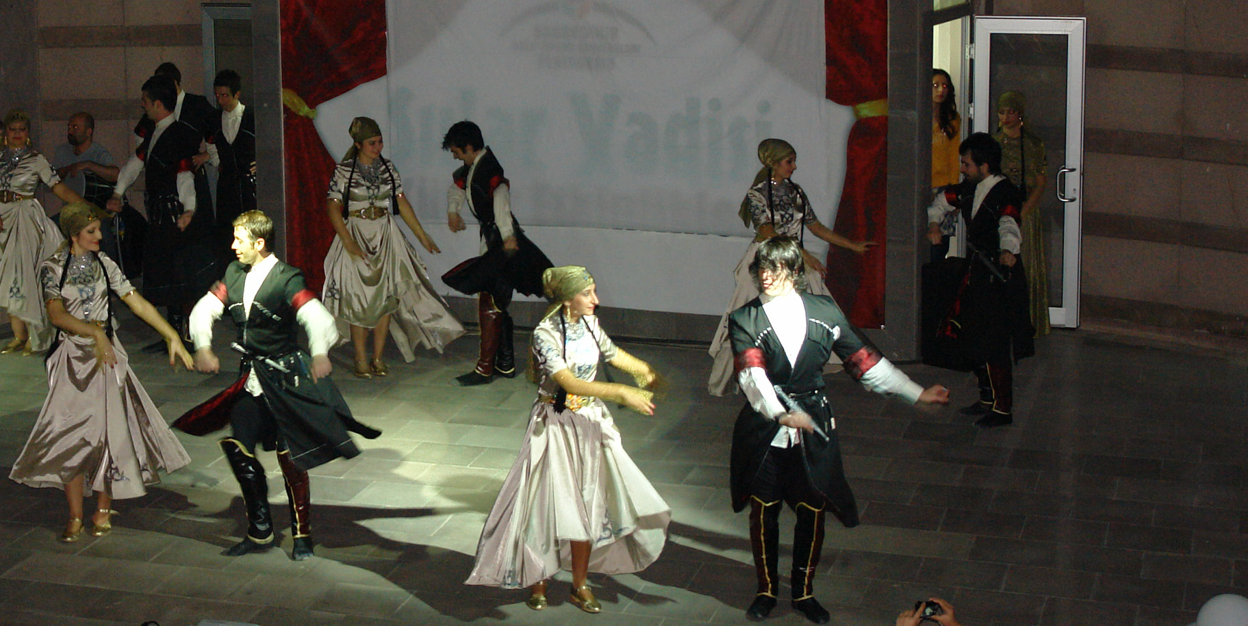04 Haziran Cuma / Kafkas Halk Oyunları Folklor Gösterisi 20:30