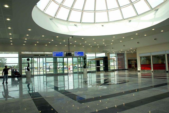 Batum Uluslararası Havalimanı (60%) Yolcu Trafiği 2007-2009 ( 000) 26 Mayıs 2007 de faaliyete baģladı Gürcistan ın ikinci büyük kenti Batum stratejik öneme sahip 2007 2008 2009 DıĢ Hat Ġç Hat
