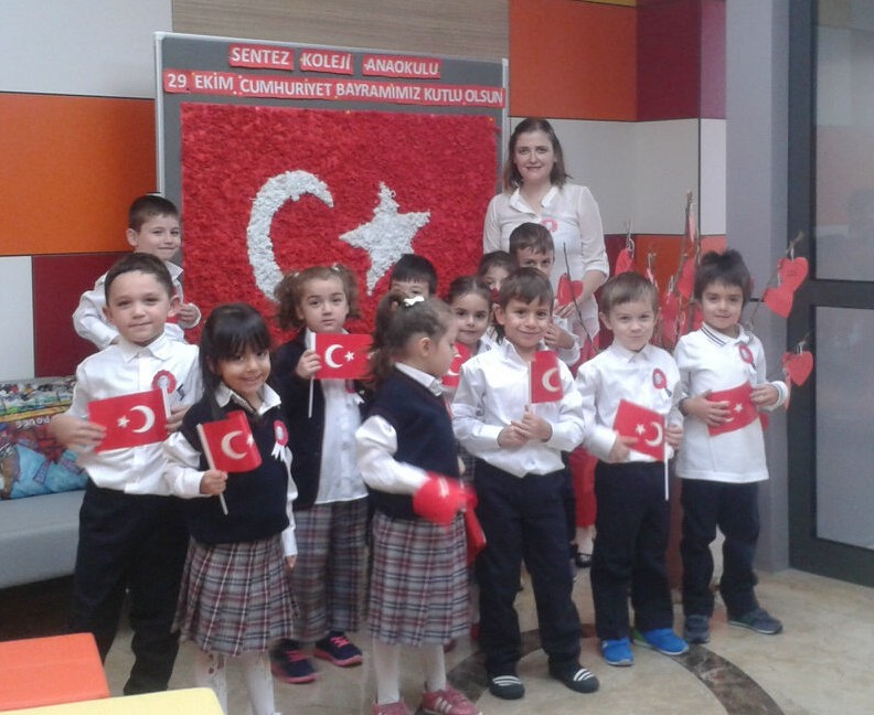 Sevgili Velilerimiz, Bizler çocuklarımızla birlikte 29 Ekim Cumhuriyet Bayramı nı okulumuzda coşkuyla kutladık.