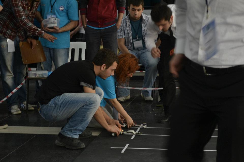 Ödüller Elektrik ve Elektronik Mühendisliği öğrencilerinin de aralarında bulunduğu Marmara Üniversitesi Mühendislik Fakültesi Robot Takımı Çizgi İzleyen Grubunda Uludağ Robot Günleri