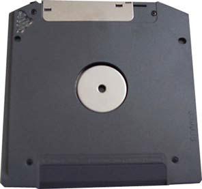 Kullandığı floppy diskler hemen hemen 1,44MB lık floppy diskler