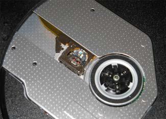 DVD sürücüler de CD sürücülerin çalışma ilkesine sahiptir. DVD sürücülerde de yüzey alanlarını okumak için lazer kullanılır.