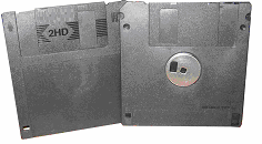 Disket sürücüler, ses kaset teybine benzer olarak metal kaplı dairesel küçük bir plastiğe bilgi yazan ve o parçadan bilgi okuyan kayıt cihazlardır.