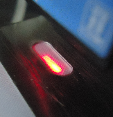 ÇĐZGĐ SENSÖRÜ ÖĞRETME ADIMLARI Önce etiketin çizgisini sensör ışığının altına getirin. Sensör üzerindeki sarı butona yaklaşık 1 saniye boyunca basınız.