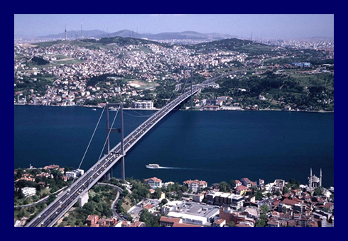 Önemli Semtler Boğaz: Avrupa ve Asya'yı ayıran Boğaz'da Karadeniz'e doğru geleneksel ve unutulmaz bir deniz gezisi yapmadan İstanbul ziyareti tamamlanmış sayılamaz.