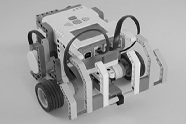 Şekil 8. Tasarlanan robotun bitmiş hali. 2.2.Tasarlanan Robotun Mindstorm Nxt Education ile Programlanması Mindstorm Nxt Education ile programlama bloklar ile yapılır.