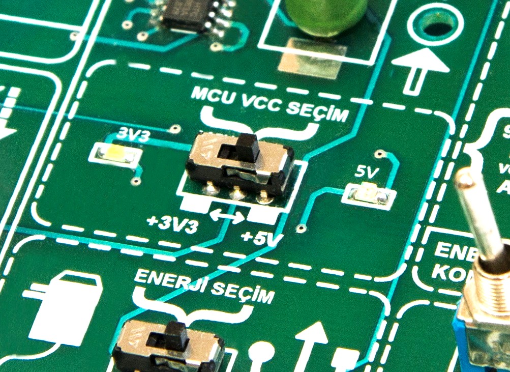 Sayfa PICMikro MCU ENERJi Seçimi deney seti üzerinde kullanmak istediğiniz mikrodenetleyiciyi, iki faklı voltaj değeri ile çalıştırabilirsiniz. Bunlar veya +3.3V seçenekleridir.