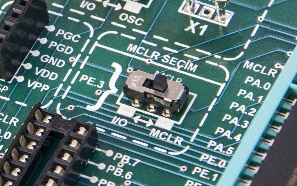 Sayfa 6 PORT-E PIC Mikro Reset ( MCLR ) SEÇiM Reset butonu, kullanmakta olduğunuz mikrodenetleyiciyi manuel olarak resetlemek için kullanılmaktadır.
