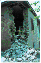 (b) Derzleri üst üste gelen dayanıksız geleneksel kerpiçlerle üretilen kırsal yapıda köşe birleşim hasarı (2010 Elazığ depremi) (Binici vd, 2010). 2.6.