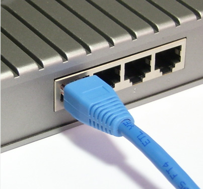 Yanıp sönmeye devam ederse, ADSL hattı düzgün bağlanmamış veya ADSL hizmeti (henüz) etkinleşmemiştir. Servis sağlayıcınıza sorun.