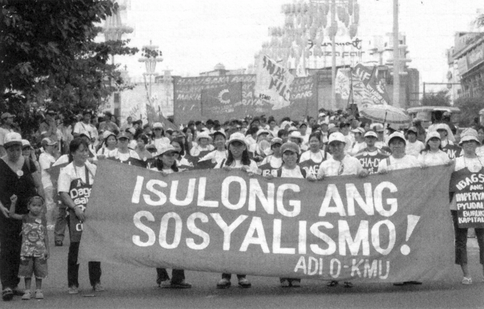 54 Burjuva ekonomi-politiðinin iflasý Sosyalizme Ýleri! Mayýs 2009, Manila, Filipinler liþir. Saðcý sendika yönetim i açýk bir sýnýf ihaneti ve sosyal-þovenizm çizgisini savunuyor.