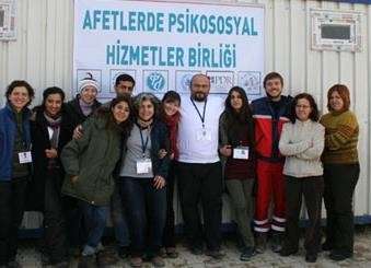 3 APHB SOMA PSİKOSOSYAL DESTEK ÇALIŞMALARI Afetlerde Psikososyal Hizmetler Birliği (APHB) sekretaryasını yürüten Kızılay ın çağrısı doğrultusunda, APHB üyesi örgütler 14 Mayıs 2015 sabahının erken