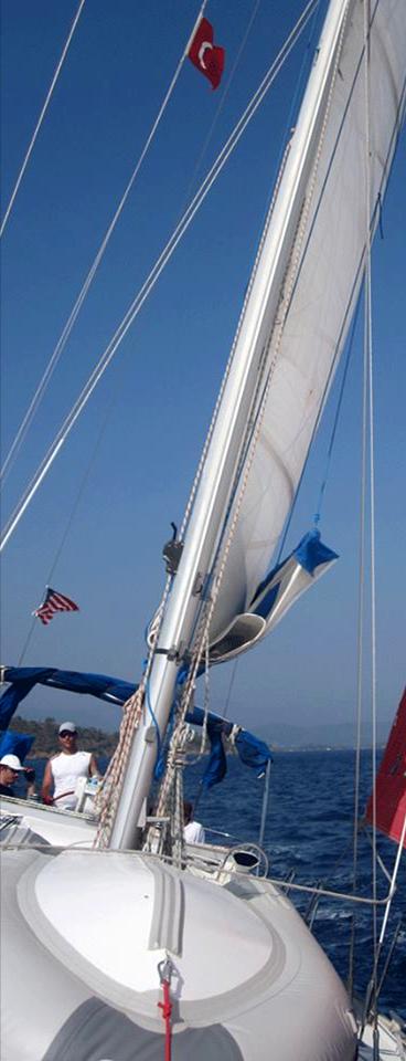 Yelkenle Mavi Seyahatler Seyahatler aynı zamanda yelken eğitmeni olan tecrübeli bir kaptanla konforlu bir yelkenlide tatil yapmak ve gezmek isteyenler için düşünülmüştür.