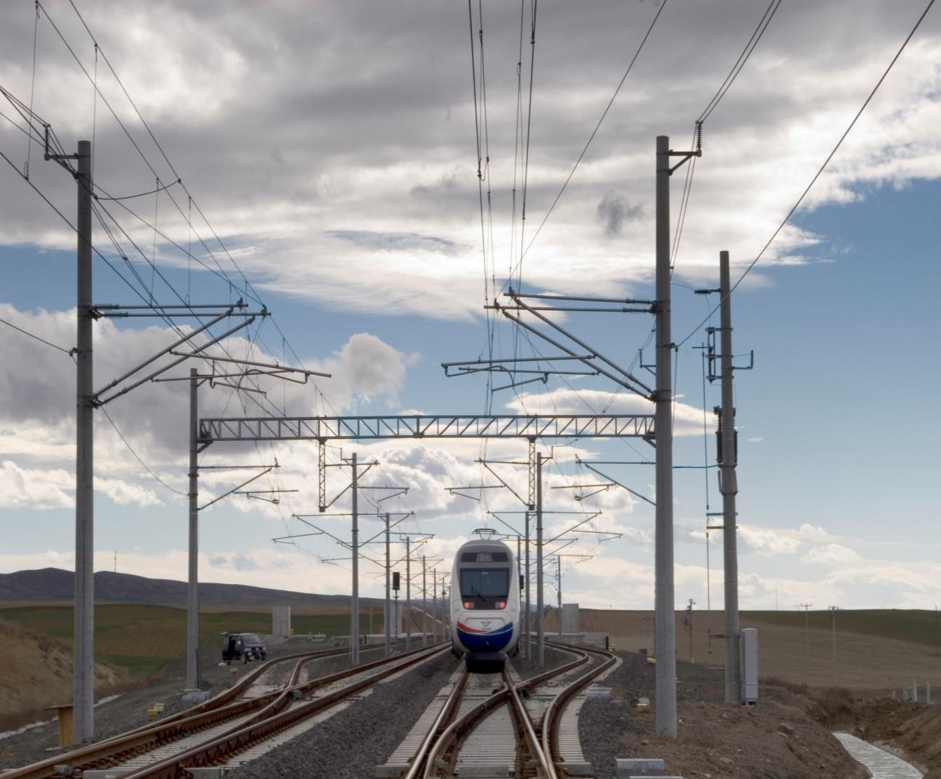 Demiryolu projesi, elektrik iletim hatları ile kesişme noktalarında Elektrik Kuvvetli Akım Tesisleri Yönetmeliğinde belirtilen en küçük yaklaşma mesafelerini sağlayacak şekilde tesis edilecektir.