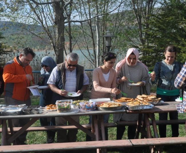 MEZUNİYET PİKNİĞİ Fakültemiz Yiyecek Ġçecek ĠĢletmeciliği Bölümü ile Seyahat ĠĢletmeciliği ve Turizm Rehberliği Bölümü 4.