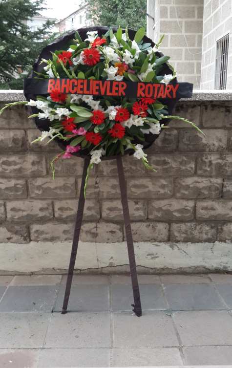BAŞKANIN MEKTUBU KULÜP AİLEMİZDEN Değerli Dostlarım ve Kıymetli Eşleri, Ankara Bahçelievler Rotary Kulübü olarak 27 Haziran 2013 tarihinde Dönem Guvernörümüz Gürkan OLGUNTÜRK ve değerli eşi Rana
