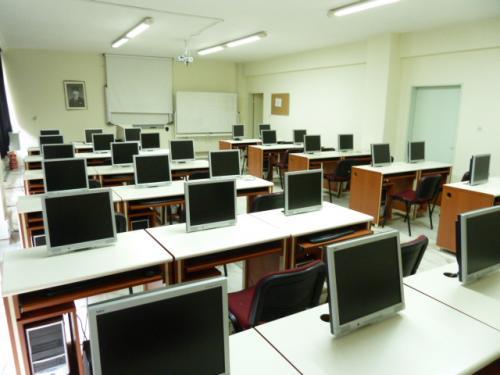 Bilgisayar Programcılığı Meslek Liseleri bünyesinde bulunan Bilgisayar bölümü mezunlarına sınavsız geçiş hakkı tanınmaktadır.
