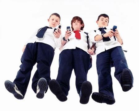 Her geçen gün cep telefonu kullanımı gençler arasında sağlıksız bir şekilde yaygınlaşıyor.