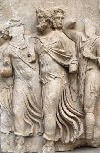 Foto. 8: Berlin deki Pergamon Müzesi nda sergilenen Zeus Sunağı Zeus Sunağı; İ.Ö. 2. yüzyılın ilk yarısında, II. Eumenes in Galatları ve Seleukosları mağlup etmesinden sonra inşa edilmiştir.