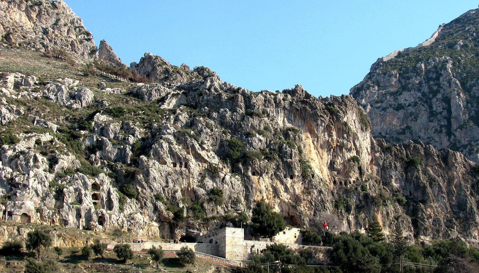 Dünyanın ilk mağara kilisesi olduğuna inanılan Saint Pierre