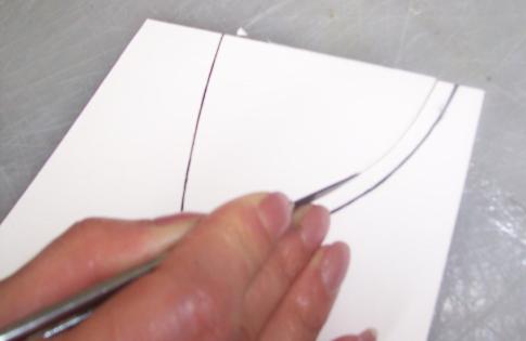 Şekil 4.2: Bombe çizgilerinin kartona aktarılması Elde edilen kavis bıçağın ucuyla alttaki kartona işaretlenerek aktarılır. Standart kaldırılır ( Şekil 4.