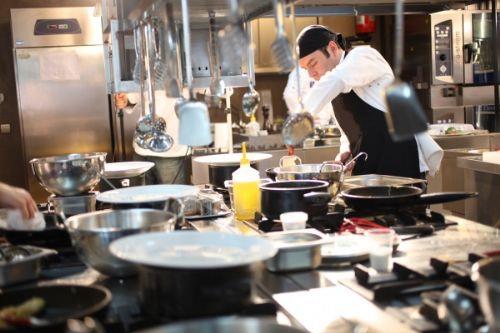 MEZUNLARIN GÖREV ALANLARI 4. Gastronomi ve Mutfak Sanatları Otel işletmelerinin yiyecek içecek bölümlerinde restoran, bar, vb.