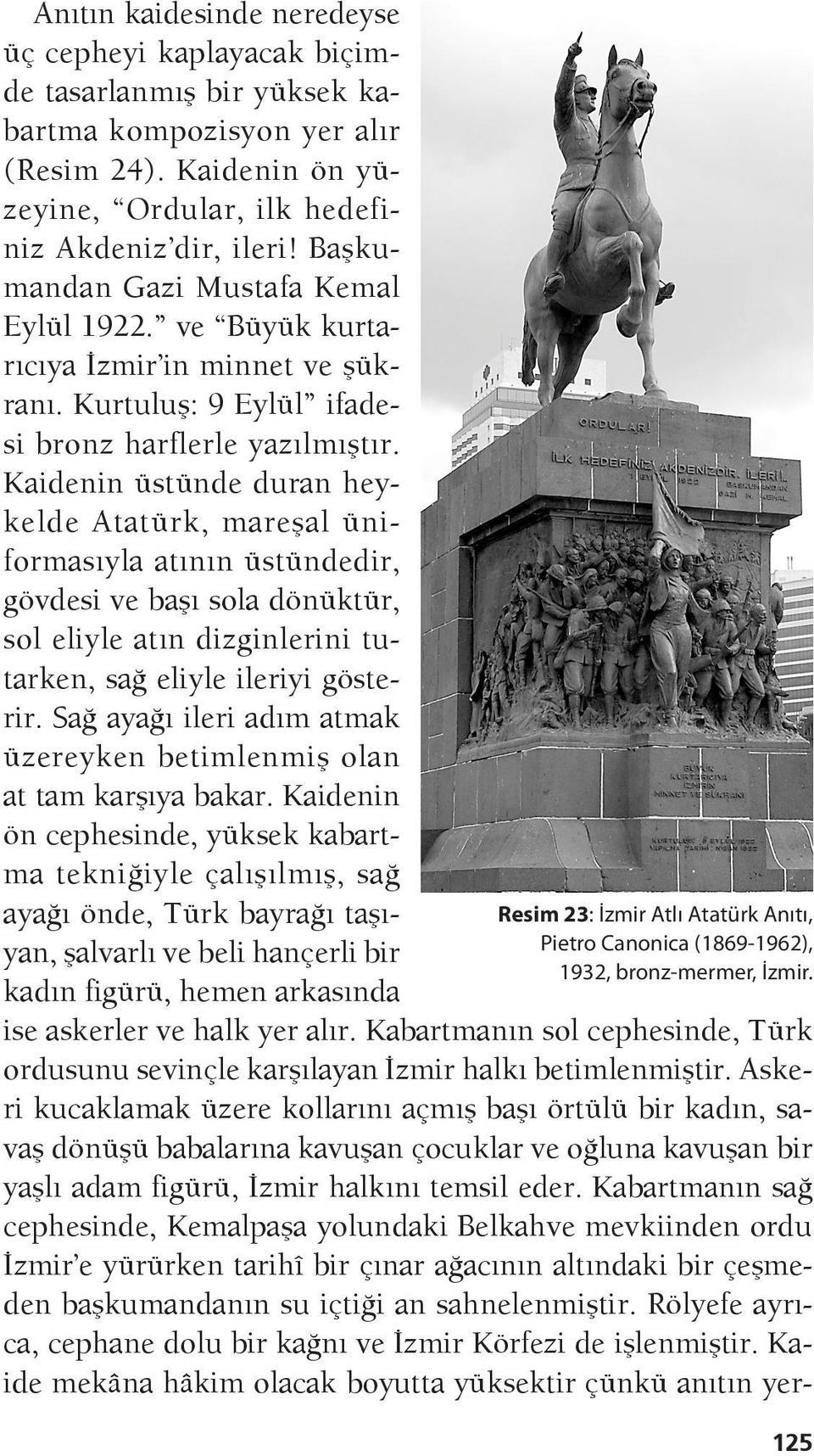 Kaidenin üstünde duran heykelde Atatürk, mareşal üniformasıyla atının üstündedir, gövdesi ve başı sola dönüktür, sol eliyle atın dizginlerini tutarken, sağ eliyle ileriyi gösterir.