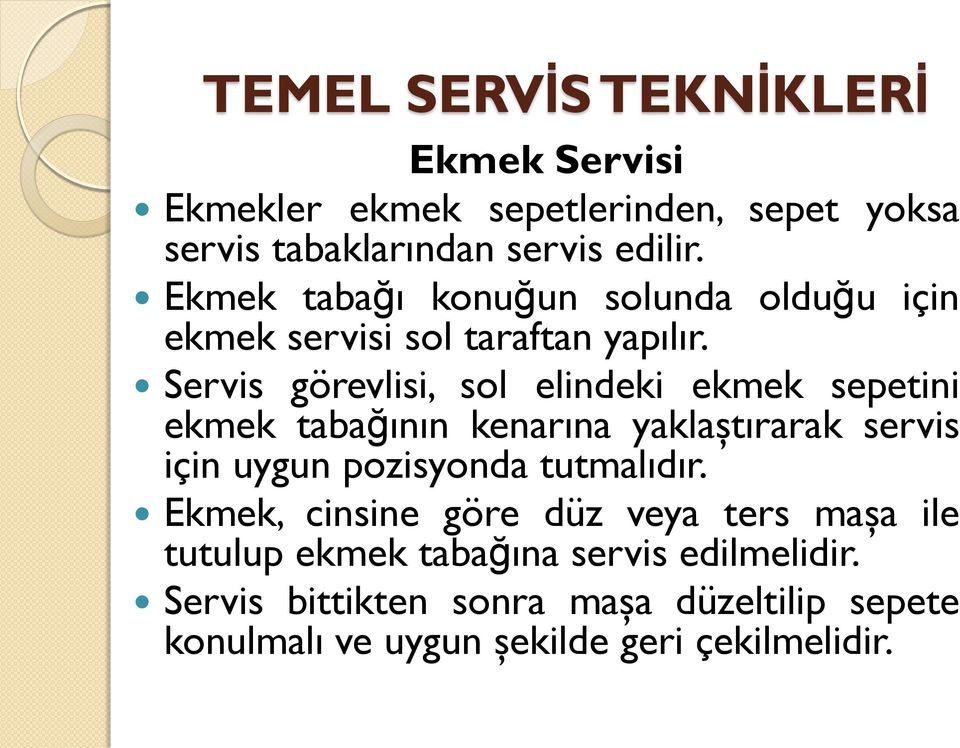 Servis görevlisi, sol elindeki ekmek sepetini ekmek tabağının kenarına yaklaştırarak servis için uygun pozisyonda