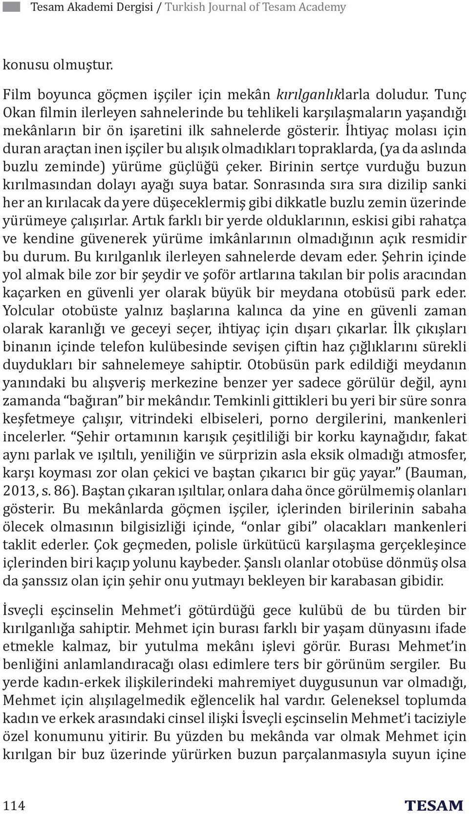 İhtiyaç molası için duran araçtan inen işçiler bu alışık olmadıkları topraklarda, (ya da aslında buzlu zeminde) yürüme güçlüğü çeker.