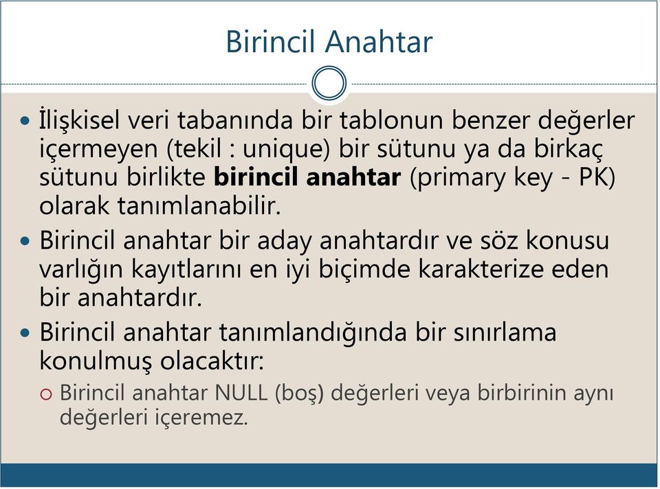 Birincil anahtar bir aday anahtardır ve söz konusu varlığın kayıtlarını en iyi biçimde karakterize eden bir