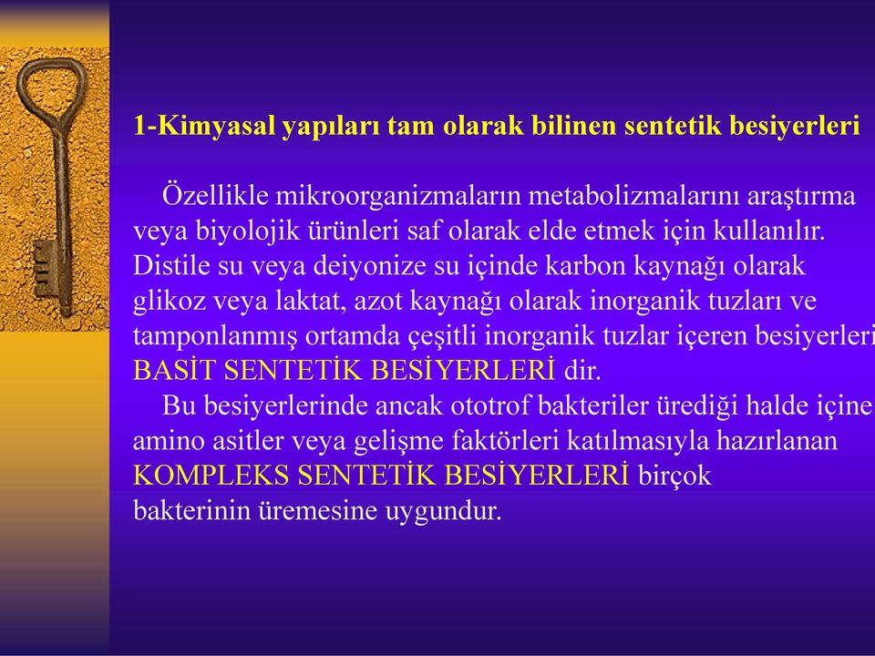 Distile su veya deiyonize su içinde karbon kaynağı olarak glikoz veya laktat, azot kaynağı olarak inorganik tuzları ve tamponlanmış ortamda çeşitli